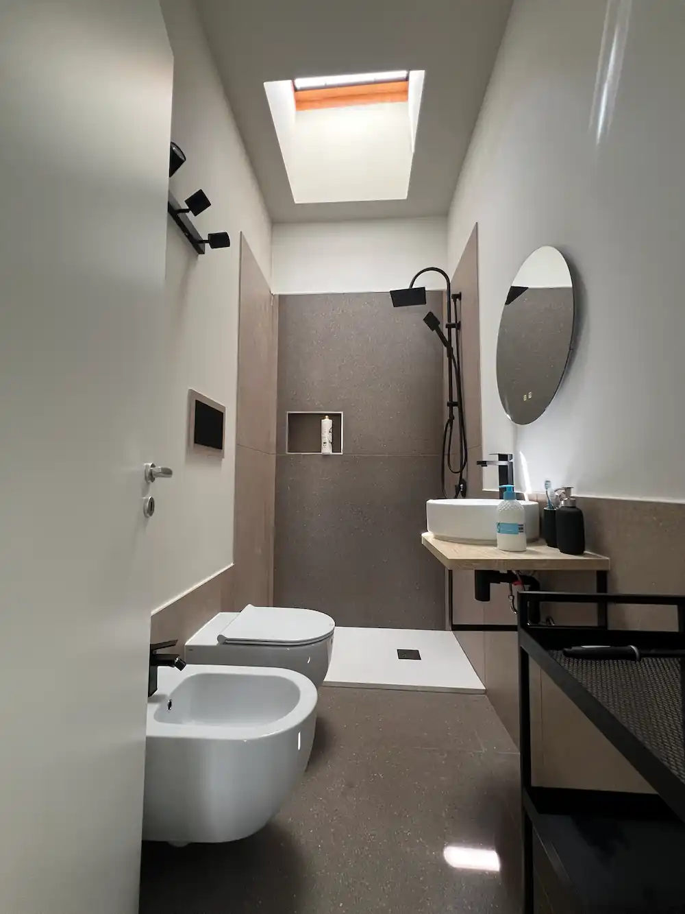 Bagno moderno con box doccia