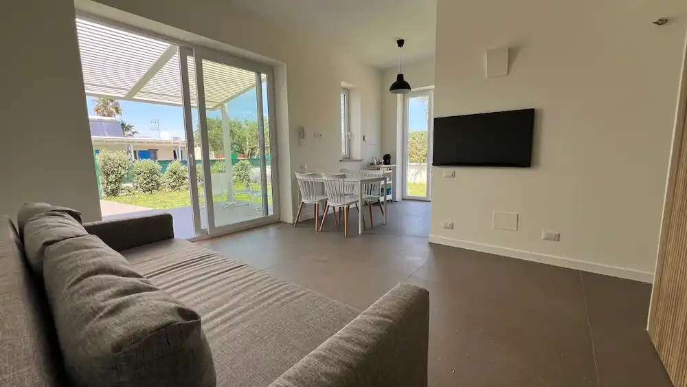 Zona living con divano e arredi moderni
